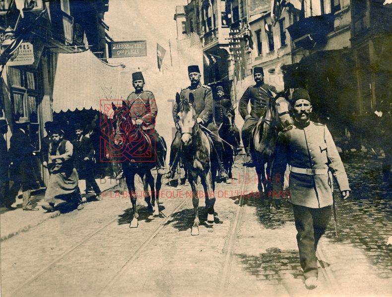 Constantinople, 24 avril 1909 : arrivée du général Mahmud Şevket, qui écrase les insurgés (coll. Service historique de l’armée de terre).