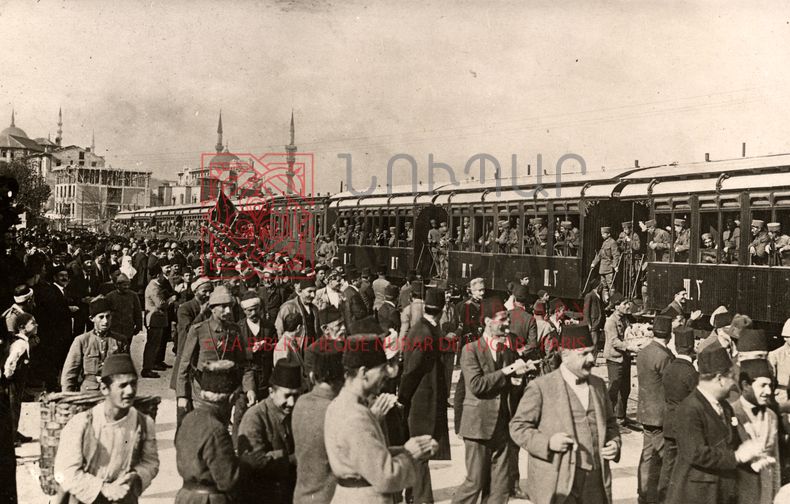 Soldats ottomans mobilisés à la gare ferroviaire d’Istanbul