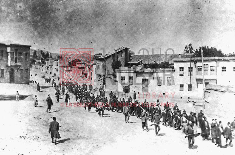 Convoi d’hommes adultes arméniens emmenés sous escorte depuis le konak ou siège du gouverneur du gouverneur (vali) de Mezre, pour une destination inconnue (coll. Pères mekhitaristes de Venise).