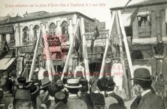 Constantinople, 3 mai 1909 : exécution d’insurgés sur la place Eminönu (carte postale ancienne, coll. privée)