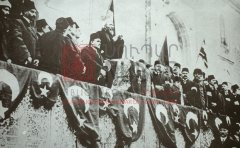 Constantinople, 14 novembre 1914 : déclaration du djihad par le cheikh ul-Islam [şeyhülislam], en présence des dirigeants jeunes-turcs (coll. Bibliothèque Nubar)