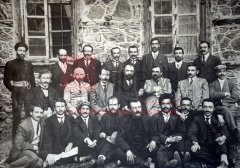 Erzerum, août 1914 : membres de la direction du parti tachnag photographiés à l’occasion de son huitième congrès, au cours duquel des délégués du Comité Union et Progrès invitèrent en vain la fédération révolutionnaire arménienne à organiser une insurrection des Arméniens du Caucase (coll. Bibliothèque Nubar).
