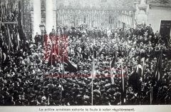 Constantinople, 1908, rue de Péra, foule arménienne devant l’entrée de Galatasaray (coll. Michel Paboudjian).