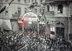 Constantinople, 1908 : rue de l’église arménienne décorée pour l’ouverture du parlement ottoman (photographie parue dans Le Monde illustré du 26 décembre 1908).