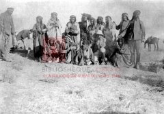 Déportés arméniens découverts parmi les tribus bédouines du désert syrien, automne 1918 (coll. Bibliothèque Nubar).