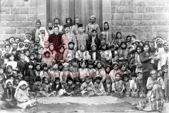 Rescapés arméniens regroupés à Deraa pour recevoir une aide alimentaire, 25 novembre 1918 (coll. Bibliothèque Nubar).