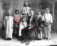 Tavit Atamian, délégué de l’UGAB en Cilicie, avec six enfants retrouvés dans le désert syrien, en partance pour l’orphelinat arménien de Dörtyol en 1919 (coll. Bibliothèque Nubar).