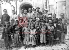 Orphelins arméniens recueillis à Salt et emmenés à Jérusalem, début 1918 (coll. Bibliothèque Nubar).